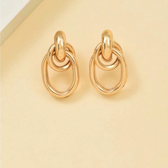 Elegant Gold Hoop Earrings – Everyday Luxury - Picture 3 of 5